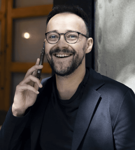Álvaro Souza smiling while talking on the phone